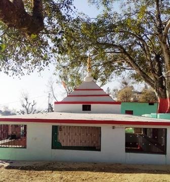क्षेत्रीय विधायक सुबोध उनियाल द्वारा एक लाख रुपए की धनराशि अवमुक्त कर मन्दिर का जीर्णोद्धार करवाया था