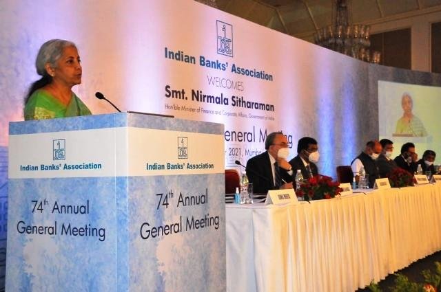 केंद्रीय वित्त और कॉर्पोरेट कार्य मंत्री श्रीमती निर्मला सीतारमण ने कहा कि देश को भारतीय स्टेट बैंक जैसे चार-पांच और बैंकों की जरूरत है