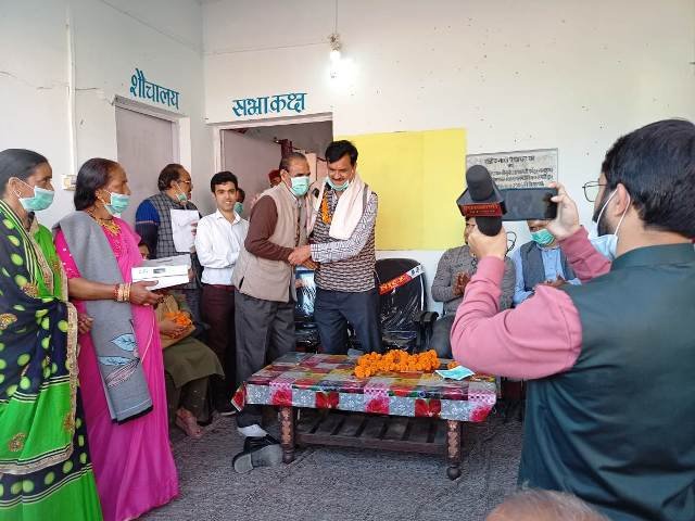  नरेन्द्रनगर मंडी समितिअध्यक्ष बीर सिंह रावत के प्रयासों से नि:शुल्क स्वास्थ्य शिविर में सैकड़ों लोग हुए लाभान्वित