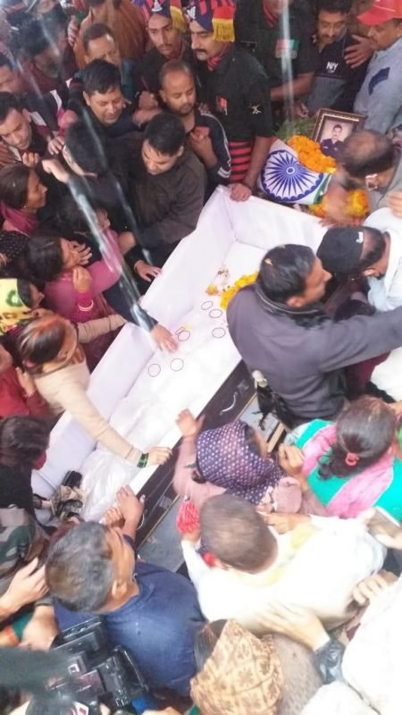 शहीद अजय सिंह रौतेला का पार्थिव शरीर भारी बारिश के बीच पहुंचा पैतृक गांव रामपुर