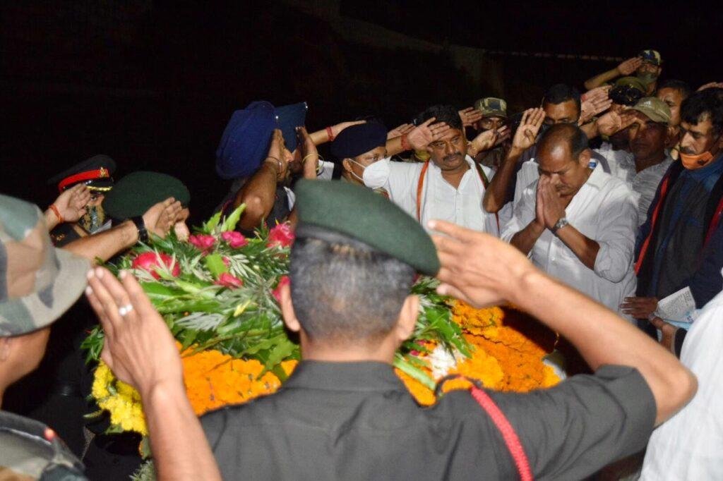 पूर्ण सैन्य सम्मान के साथ शहीद विक्रम सिंह नेगी अपने पैतृक घाट कोटेश्वर में हुए पंचतत्व विलीन 