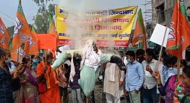 देहरादून में आक्रोशित लोगों ने लैंसडौन चौक पर फूंका भाजपा पार्षद का पुतला, आरोप कि पार्षद कर रही हैं जमीन कब्जाने की कोशिश