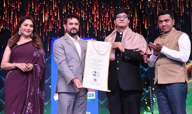 प्रसिद्ध गीतकार प्रसून जोशी को भारतीय अंतर्राष्ट्रीय फ़िल्म महोत्सव ने 'फिल्म पर्सनैलिटी ऑफ द ईयर' पुरस्कार से नवाजा