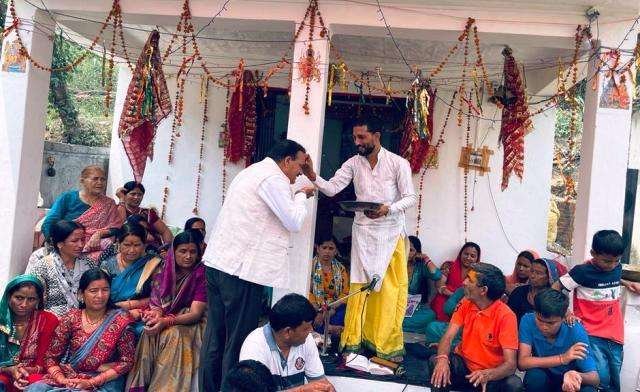 प्रतापनगर विधायक विक्रम सिंह नेगी धारमंडल पट्टी के ग्राम कोट चौंरी में  आयोजित दुर्गा पूजन व गुरु कैलापीर पूजन समारोह में हुए शरीक