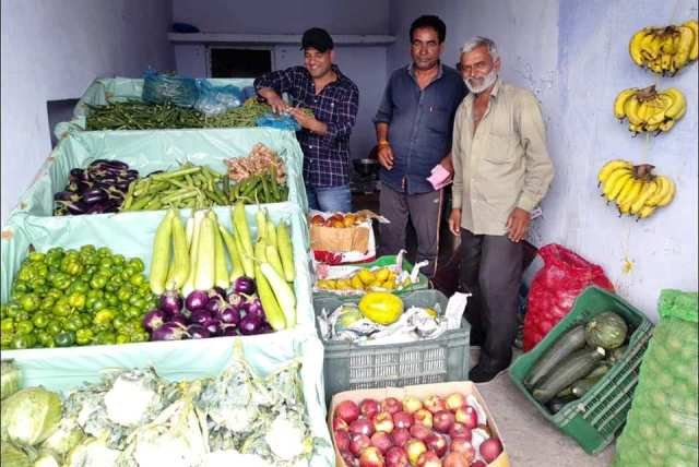 स्वरोजगारः मखलोगा दौलत पूर्व प्रधान नकोट में खोली सब्जी की दुकान