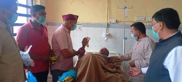 टिहरी कांग्रेस जनों ने श्री राहुल गांधी के जन्मोत्सव पर जिला अस्पताल में अस्वस्थ जनों (patient) को फल वितरित किये