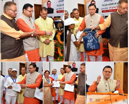 सेवा पखवाड़ा 2022 के तहत 'स्वच्छता गौरव सम्मान' कार्यक्रम में मुख्यमंत्री ने स्वच्छता दूतों और पर पी.एम. स्वनिधि के लाभार्थियों एवं निबंध और चित्रकला प्रतियोगिता के विजेता बच्चों को किया सम्मानित