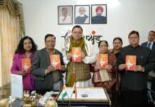 साहित्यकार डॉ. मुनि राम सकलानी की पुस्तक 'आजादी का अमृत महोत्सव और हिन्दी की प्रगति यात्रा' का मुख्यमंत्री ने किया विमोचन