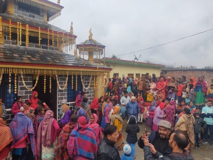 बारिश पर भारी आस्था: मां सुरकंडा देवी पहुंची मायके जड़धार गांव में ग्रामीणों ने किया भव्य स्वागत