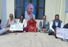 राहुल गांधी की संसद सदस्यता खत्म किए जाने के विरोध में कांग्रेस टिहरी ने मुंह पर काली पट्टी बांधकर दिया सांकेतिक धरना