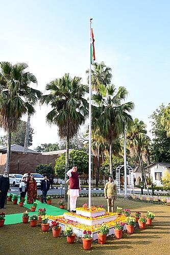 मुख्यमंत्री श्री धामी ने गणतंत्र दिवस पर मुख्यमंत्री आवास में राष्ट्रीय ध्वज फहराया और संविधान की उद्देशिका की दिलाई शपथ